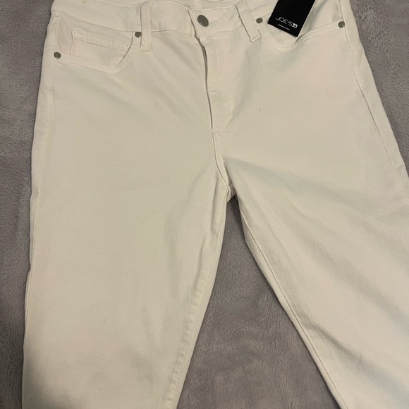 Joe’s White Jeans (cuffed) - Picture 6 of 8